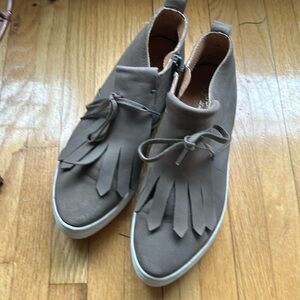 Seychelles West End  fashion leather sneaker/ taupe. Size 6.5. Great shape w/box